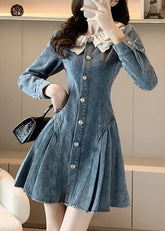 Vestido vaquero ajustado de manga larga con cuello redondo, encaje y botones de patchwork en azul